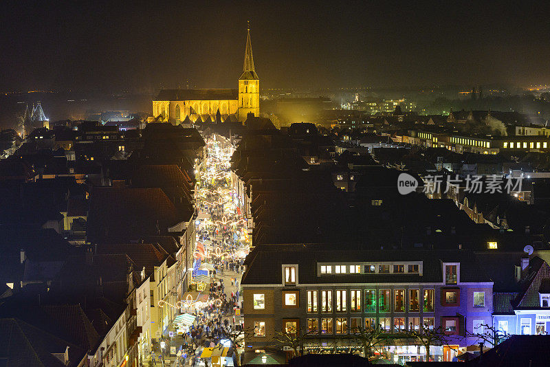 荷兰Overijssel Kampen购物街的夜景